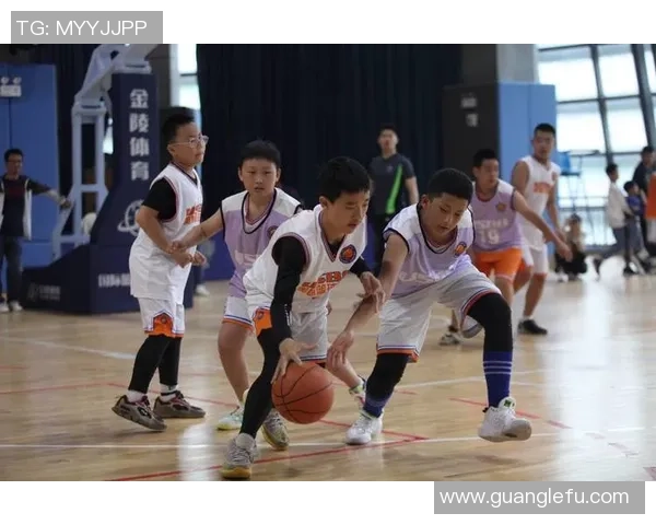 五年级学生在美国篮球赛场上的成长与挑战探讨